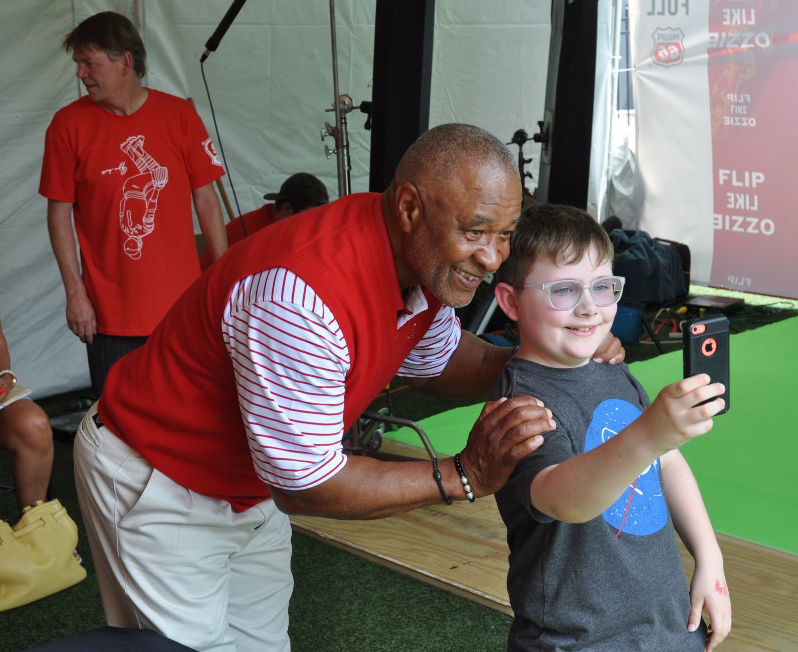 Ozzie Smith poses for selfie with young fan